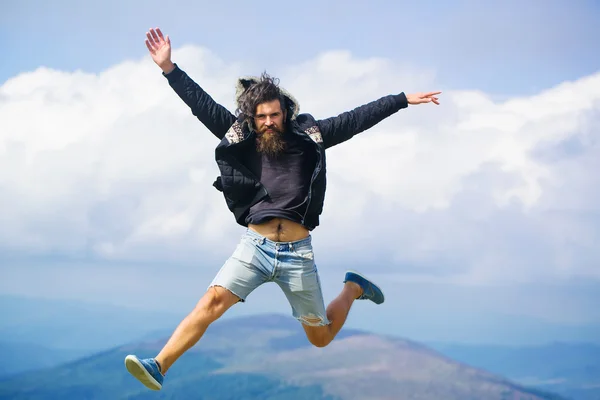 Hombre hipster salta — Foto de Stock