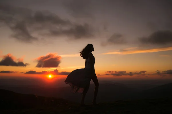 Menina bonita no pôr do sol bonito — Fotografia de Stock