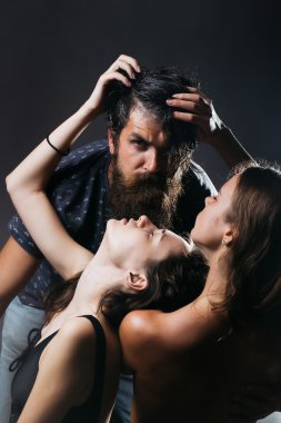 seksi çıplak kız ve sakallı adam