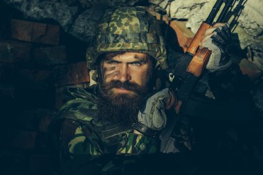 Kızgın yüzlü asker.