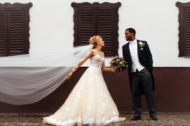 Gelin ve damat buket tutun