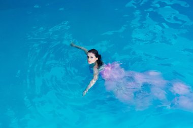 Yüzme havuzunda çok seksi kadın