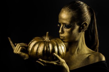 Cadılar bayramı balkabaklı altın kadın