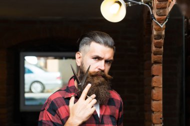 Makasla sakallı adam