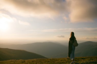Sırt çantası ile güzel kız uzun yürüyüşe çıkan kimse