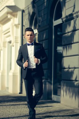 Takım elbiseli genç adam. 