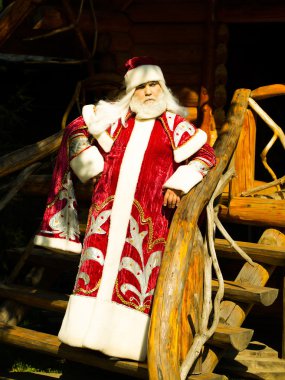 Noel Baba merdiven korkuluk üzerine eğilerek