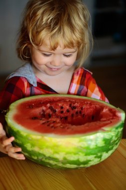 küçük çocuk kırmızı karpuz yeme
