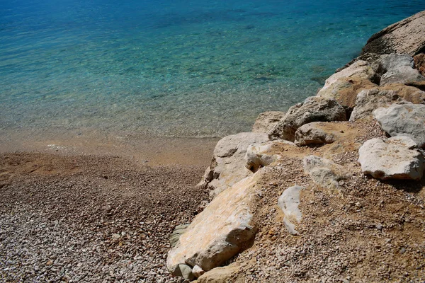 Красиве море і скелястий берег — стокове фото