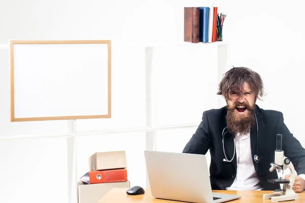 Científico loco grita en el lugar de trabajo —  Fotos de Stock