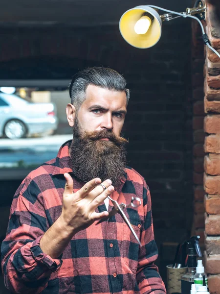 Bearded man with scissors — Stock Photo, Image