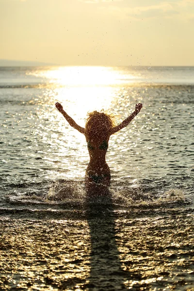 日落海滩的女人剪影 — 图库照片