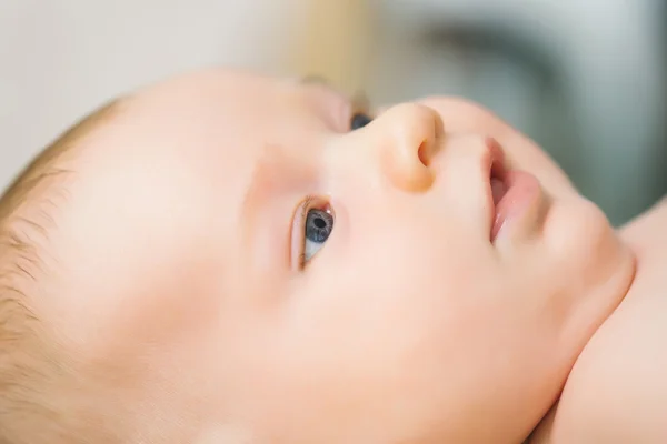 Lilla nyfödda pojke baby — Stockfoto