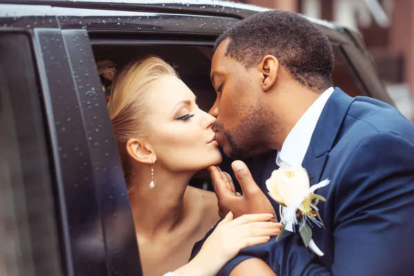 Šťastný novomanželský polibek — Stock fotografie