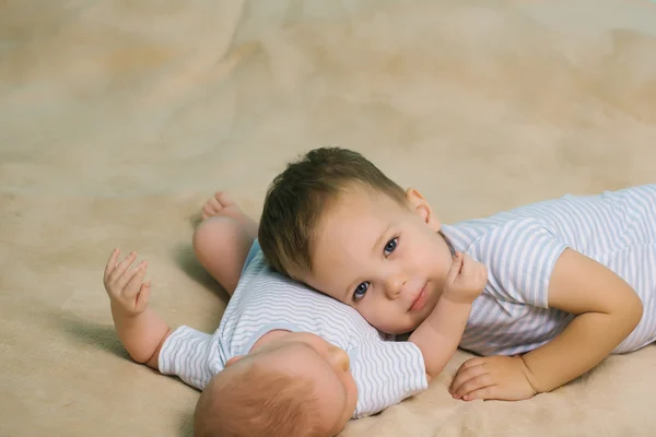 Liten pojke med nyfödda bror — Stockfoto