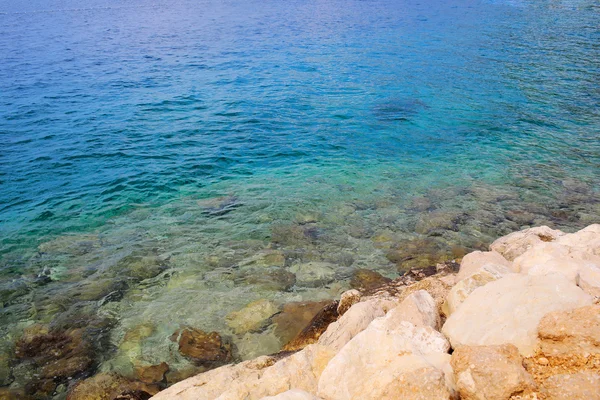 Красиве море і скелястий берег — стокове фото