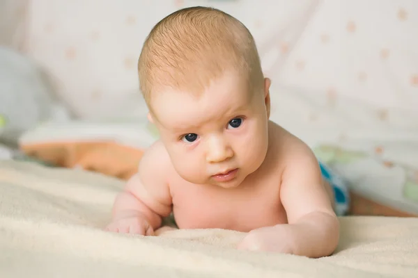 Ragazzo bambino sdraiato sulla pancia — Foto Stock