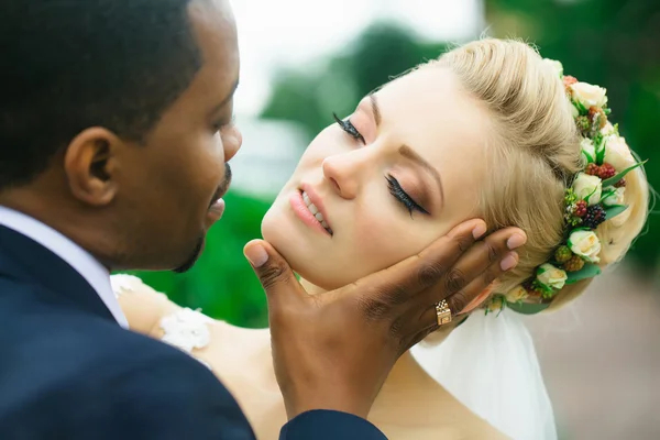 Bräutigam berührt Gesicht der Braut — Stockfoto