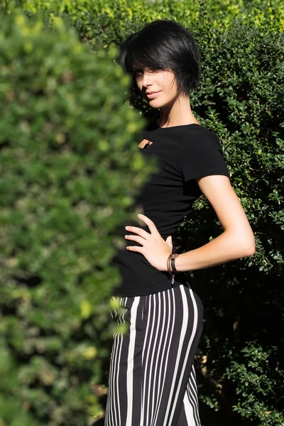 Chica bonita en pantalones a rayas — Foto de Stock