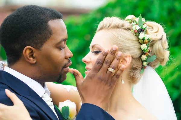 Feliz abrazo de recién casados al aire libre — Foto de Stock