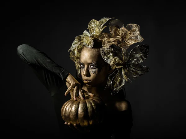 Χρυσή γυναίκα με κολοκύθα του Χάλογουιν — Φωτογραφία Αρχείου