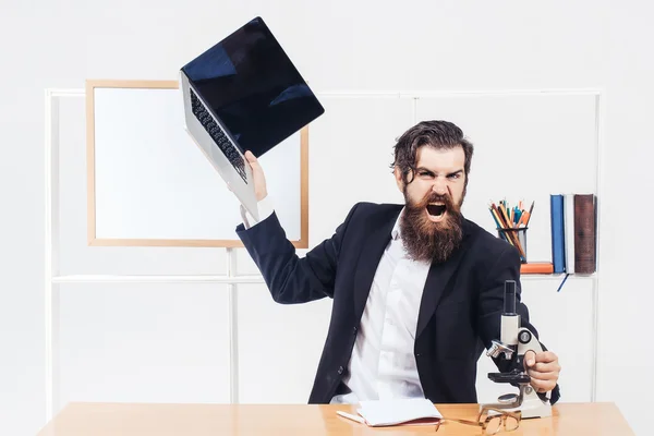 Hombre de negocios enojado con portátil —  Fotos de Stock