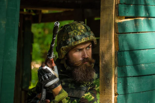 Retrato de soldado en camuflaje — Foto de Stock