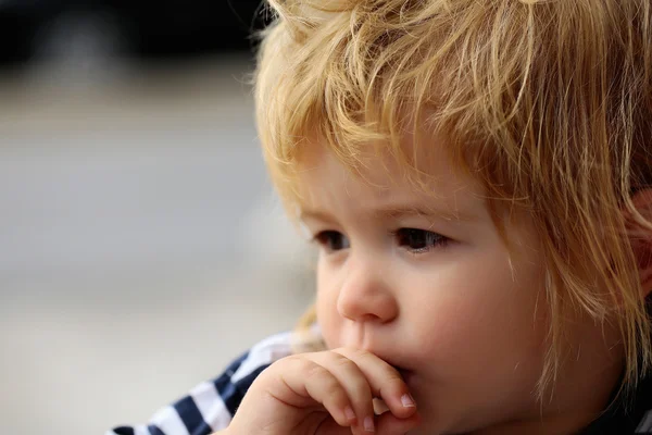 Niño con camisa a rayas — Foto de Stock