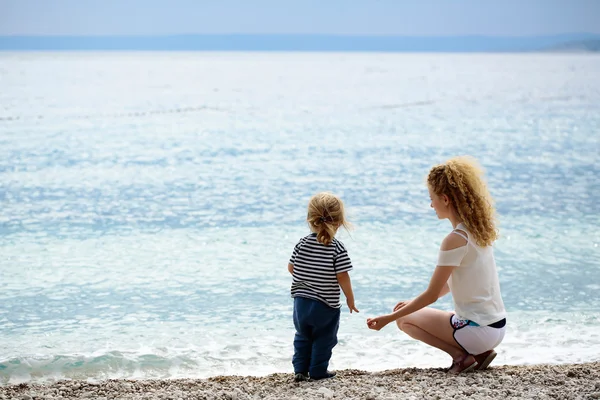 母と息子のビーチ — ストック写真