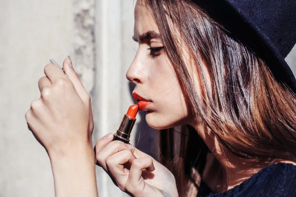 Mujer de moda con lápiz labial rojo — Foto de Stock