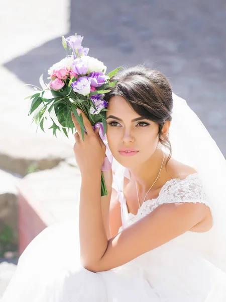 Pretty bride with flower bouquet — Stock Photo, Image