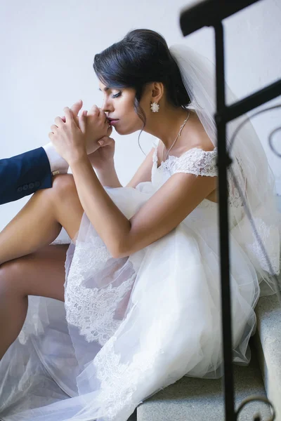 花嫁花婿の指輪にキスします。 — ストック写真