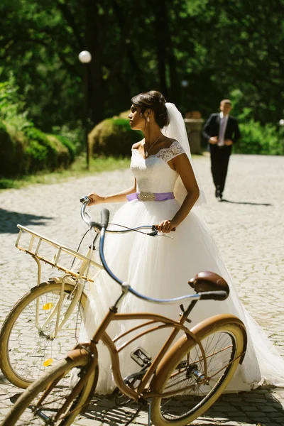 Όμορφη νύφη με τα ποδήλατα — Φωτογραφία Αρχείου