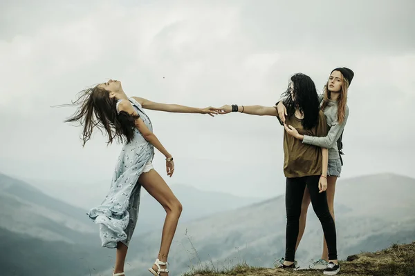 Tre belle ragazze in montagna — Foto Stock