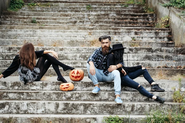 Halloween man en meisjes met pompoen — Stockfoto