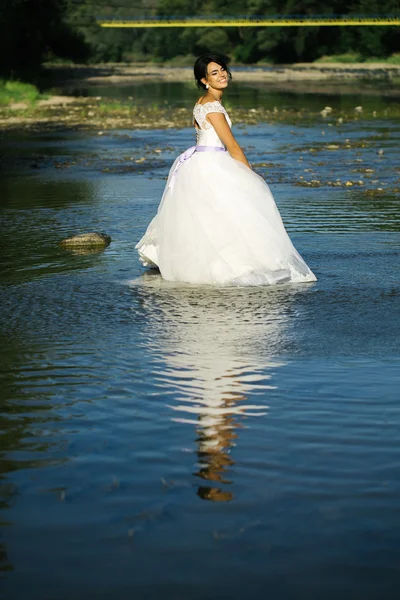 Красива наречена у воді — стокове фото
