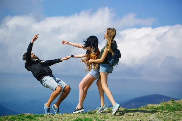 İki güzel kız erkekleri çeker. — Stok fotoğraf