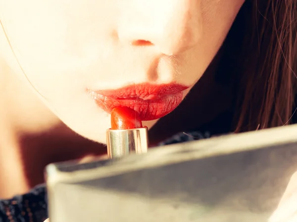 Femlae rode lippen met lippenstift — Stockfoto