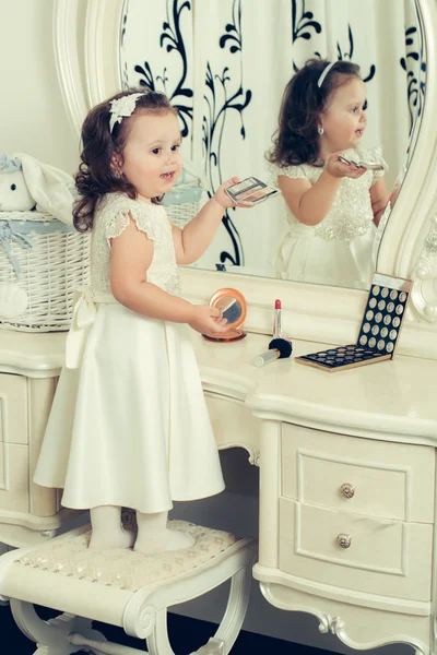 可爱的小女孩，在镜子前 — 图库照片