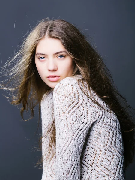 하얀 스웨터에 섹시 한 젊은 여자 — 스톡 사진