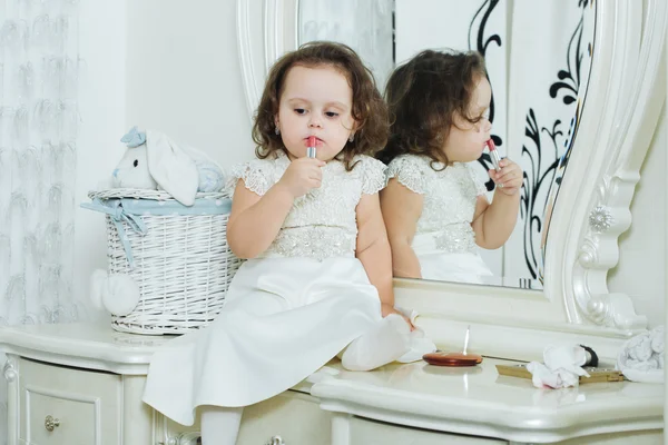 Adorável menina na frente do espelho — Fotografia de Stock