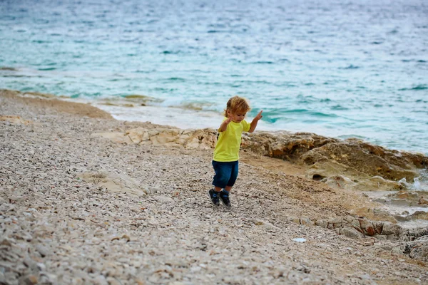Chlapeček skáče na pláži — Stock fotografie
