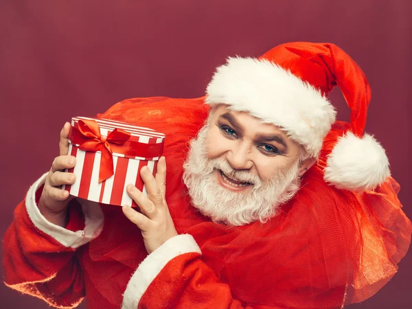 Glad jul man med gåva — Stockfoto