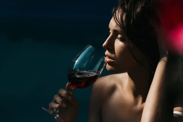Сексуальная красивая девушка пьет красное вино — стоковое фото