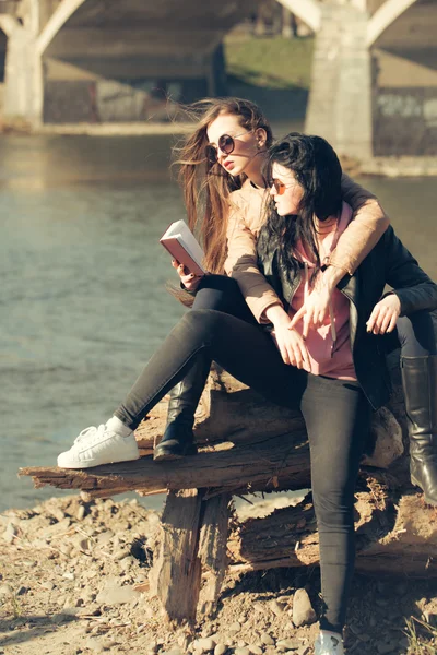 Dos chicas leyendo libro al aire libre —  Fotos de Stock