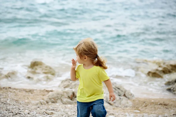 Petit garçon marche sur la plage — Photo