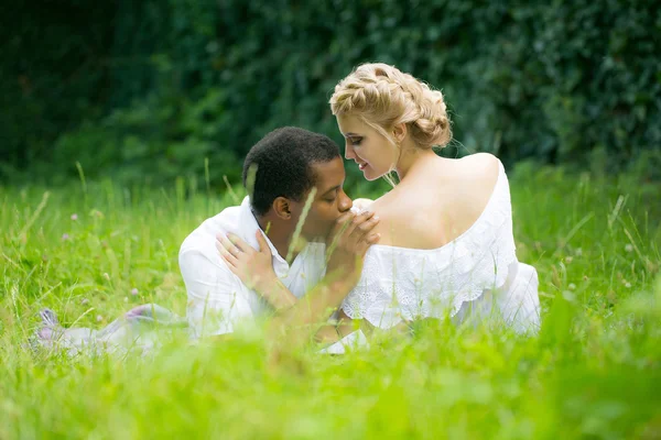 Romantiska par omfamning på gräs — Stockfoto