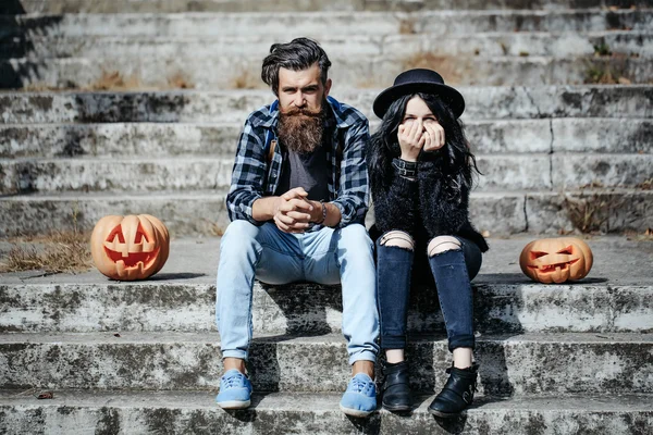 Halloween paar met pompoen — Stockfoto