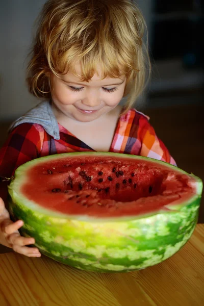 Malý chlapec jíst červený meloun — Stock fotografie