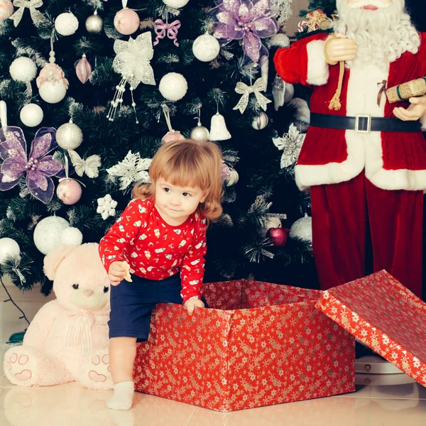 Niedliches Kind mit Geschenken — Stockfoto